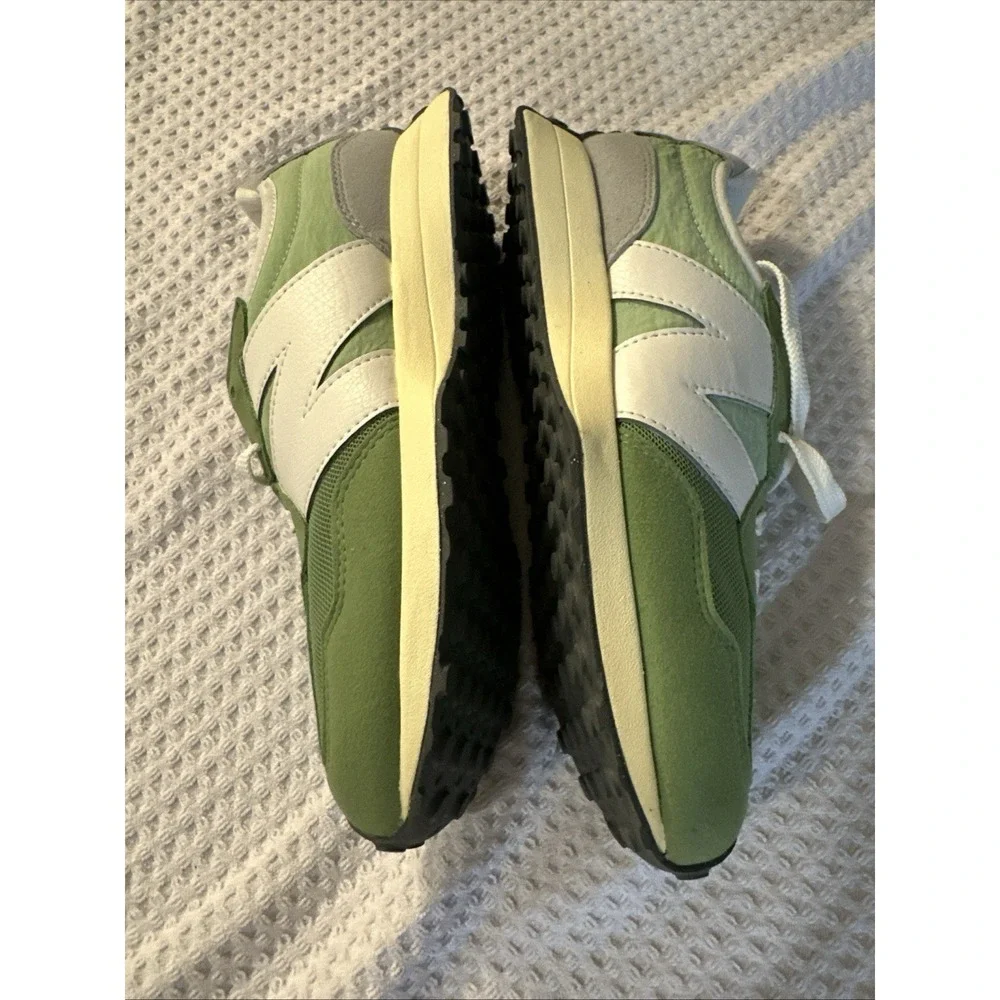 New Balance 327 Chive Avocado GS327RB Unisex Boys Sz 6/ Women's 7.5-8 (38.5) NEW